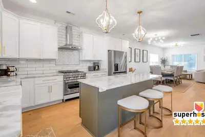 Image de Golf Simulator | Hot Tub | Game Room | Fire Pit