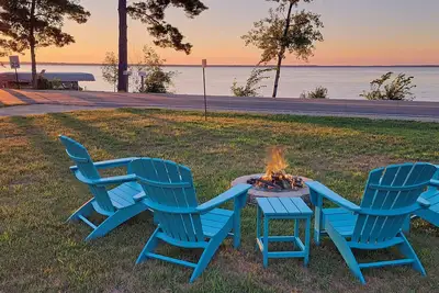 Image de Lakefront 3-bedroom cottage with private dock & amazing sunset view