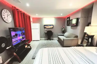 Image de Staycation Studio Apartment: full kitchen, washroom, and Free  parking