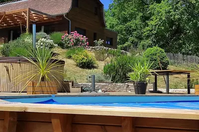 Image de Vallée de la Dordogne Lot maison en ossature bois dans la verdure.