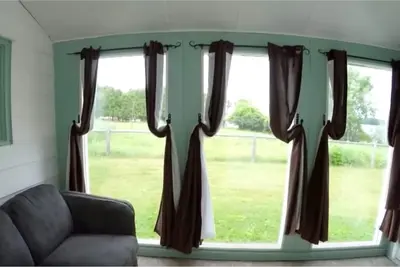 Image de Farmhouse on the water with dock, w/firepit, large fenced yard.