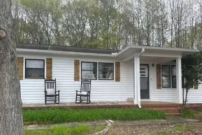 Image de Newly Updated, Fully Furnished 3 Br 2 Ba Home… <2 miles to Clemson University!