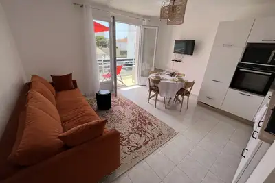 Image de Appartement vue mer, accès plage et piscine naturelle à proximité.