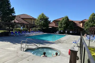 Image de Poolside Townhome Steps from Lake, Pool, and Hot Tub