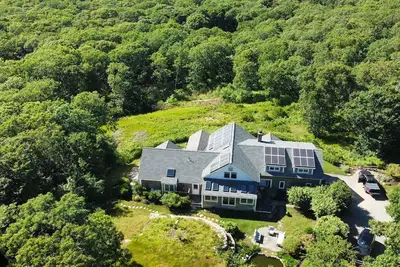 Image de Private Hilltop Chilmark Estate with private tennis court, gym and hot tub