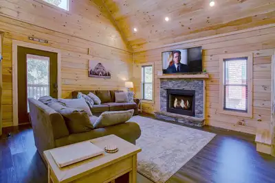 Image de Takin’ It Easy <br>Brand New Luxury Cabin w/ Hot Tub- 9 miles from Pigeon Forge