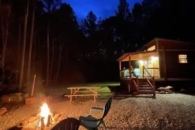 Image de Tiny Cabin on 23 Private Lake Front Acres