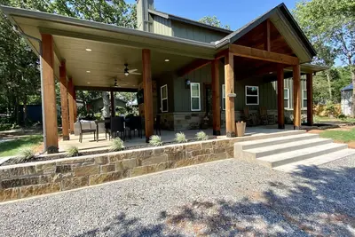 Image de *The Lookout Lodge* less than a mile from the lake!