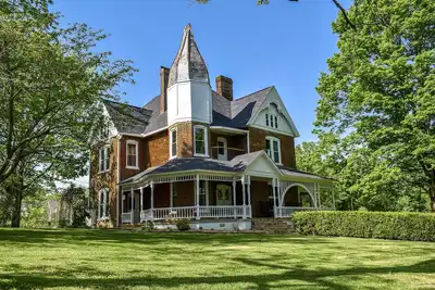 Image de New! Large Victorian home! Outdoor space for entertaining!