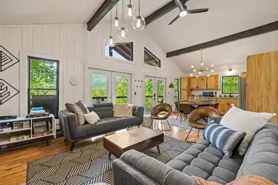 Image de Charming cabin with  hot tub  & breathtaking views.