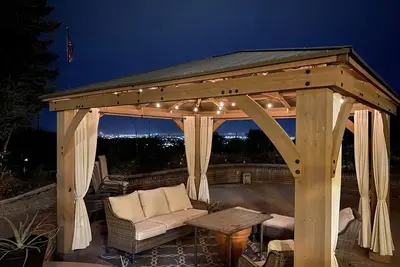 Image de Awesome 8 bdrm/5000 sqft Home with Stunning Views