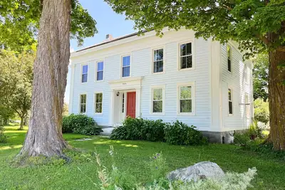 Image de Cozy 220 Year Colonial with a spectacular view