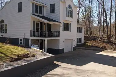 Image de Family-sized home 2 minutes to beaches! Large but cozy.