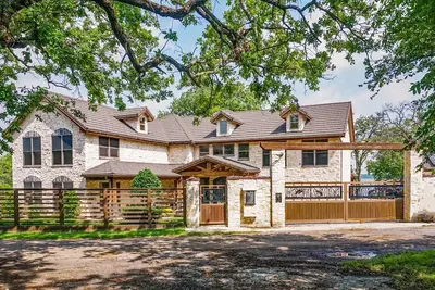 Image de Amazing lakefront home with custom boat dock!