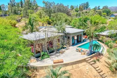 Image de 3 acre private estate, escape the world but also super close to town