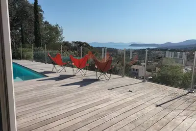 Image de 1er niveau villa surplombant la mer et le village - 300m des commerces et restos