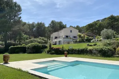 Image de Belle maison  provençale avec magnifique  vue sur piscine et jardin