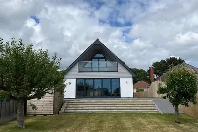 Image de Stunning 5 Bed - Balcony, Garden and Sea Views