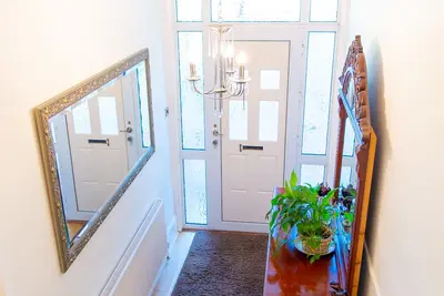 Image de 6 bed house * double driveway * front & rear garden