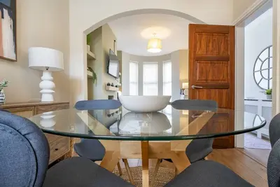 Image de Pass the Keys | Amazing 2br Townhouse in Fab District - Queens Uni