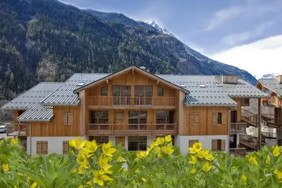 Remise en forme, piscine, sauna, terrasse, balcon, parking, télévision, casier à ski, 23-30m²
