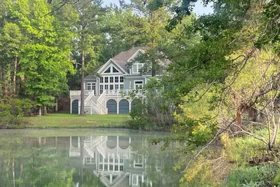 Image de Beautiful Custom Home Overlooking Pond