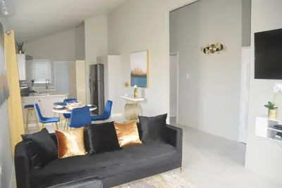 Image de Modern Gem w/free parking on premises