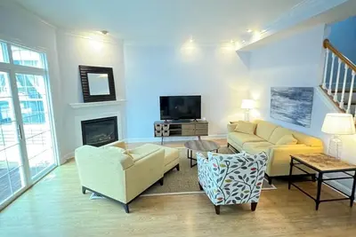 Image de Townhome steps from downtown Douglas!