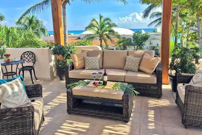Oceanview villa, steps from the beach. Private pool / Bbq