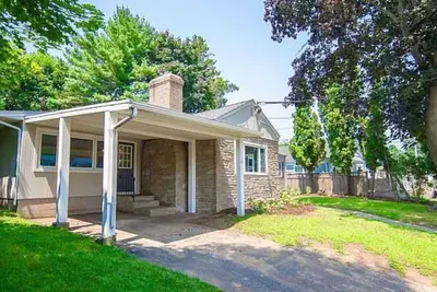 Image de Luxurious-Modern feel w/ custom features - Ac, short walk to the Beach and parks