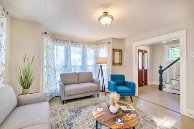 Image de Comfortable, Charming Home Near Outdoor Adventure. Pet Friendly!