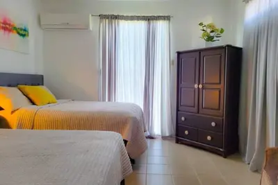 Image de 5 Minutes From Crashboat Beach