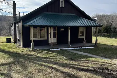 Image de Quaint farm house with a small fishing pond.