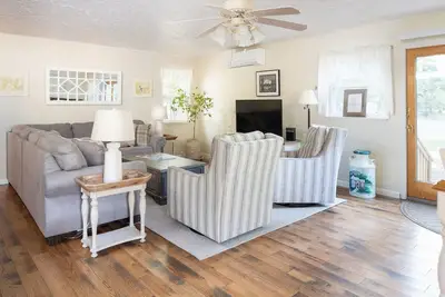 Image de Maison-Salle de bain privée-Traditionelle-Vue sur le bois-The Farmhouse