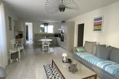 Image de Ensoleillée et calme, belle plage de sable à proximité