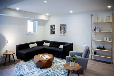 Image de Beautifully renovated open concept with very large living space.