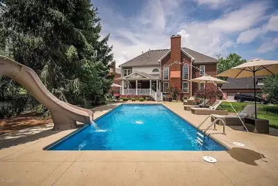 Image de Backyard oasis with 5 beds/5 full en suite baths and dream kitchen