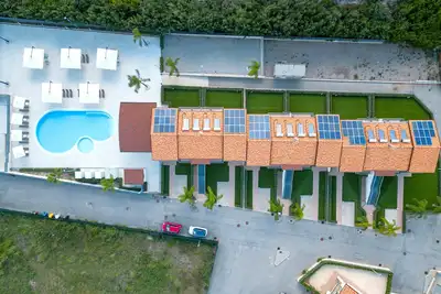 Holiday homes with swimming pool a stone's throw from the sea!