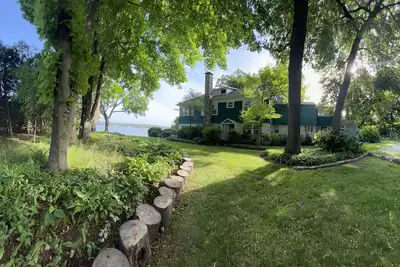 Image de Excellent getaway. Lake front home with Stunning lake views, come make memories!
