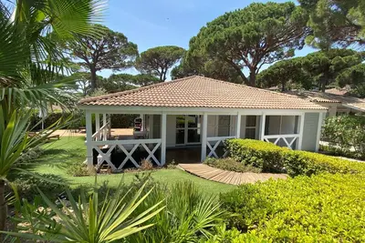 Image de Sous Les Pins - Chalet de vacances - à 10 min de Saint-Tropez