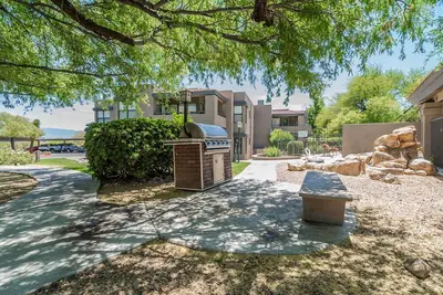 Image de Stunning Luxury Condo in The Foothills