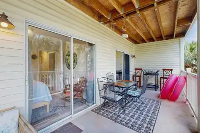 Image de Lovely condo with marsh view, shaded balcony, central Ac - 1 mile to Folly Beach