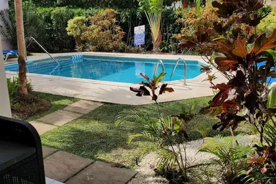 Image de 2 mins to beach! Family sized condo with a pool. Super close to dining and fun!