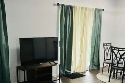 Image de Modern Condo - Walk to the Marina! Sleeps 4!