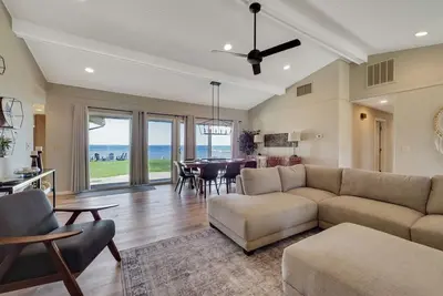 Image de Lakefront Cottage with dock