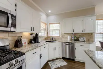 Image de Large pool house perfect for large family gathering