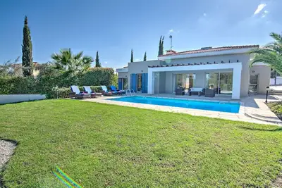 Image de Villa Latchi Marina Bungalow - a villa that sleeps 6 guests in 3 bedrooms