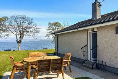 Image de Refurbished in 2022, this is a fantastic Island break situated only yards from the waters edge.