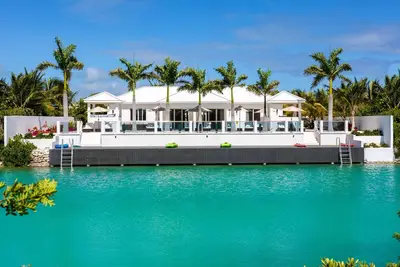 Image de Newly Built Luxury Villa -8 bedroom Waterfront Property - Inquire for best rates