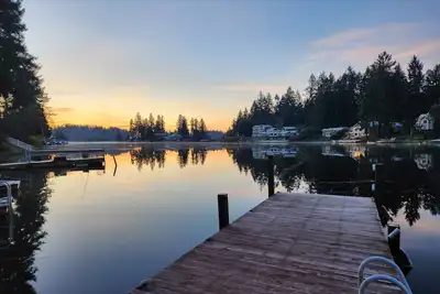 Image de Golden Accents on Long Lake- Kayaks & Paddle boards included